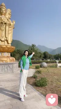 人生有两个境界一个是知道一个是知足。知道自己想要的，知足自己拥有的。走自己的路修自己的心，如果还在纠结着就去陵园走一走，一切即刻释怀。知心姐善于人际关系最懂人性那点儿事…配图
