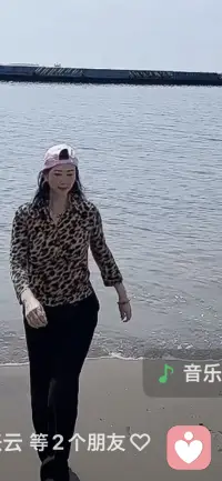 活着活着活出了个无龄的感觉！风吹睫毛自然爽。
精神不枯萎青春则永驻。配图