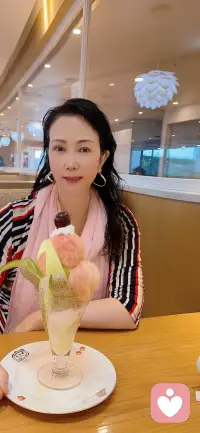 为人处事要适度掌握两把利器：微笑与沉默。微笑透着内柔外刚，很多棘手问题迎刃而解；沉默是你含而不露的内含，它是深藏的秘密智慧可避免许多冲突性的问题发生。你也想变得更聪明吗？