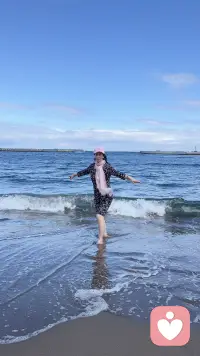 人这一生一定要疯狂的爱上什么比如兴趣或者是专业，才不至于被无趣吞没。因为灵魂毕竟需要热爱的那种热度支撑着，可别临近垂垂老已才后悔还没活出自己呢，生命就这三万天左右眨巴眼睛就找不着了。