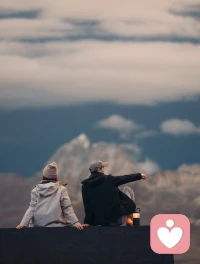 《好的感情，都有这3个特征》
 
一段感情好不好，其实很明显。
不是看甜不甜，而是看舒不舒服。
 
真正健康的关系，都有这3个特征：
 
1. 不用假装
你可以素颜、可以发脾气、可以脆弱、可以说“我不行”。
你不用讨好，不用伪装，不用小心翼翼。
你在他面前，能安心做最真实的自己。
​
2. 彼此滋养，不是消耗
好的爱情，是两个人一起变好。
你累的时候，他托住你；
他难的时候，你理解他。
不是互相指责、拉扯、内耗，而是彼此支撑、共同成长。
​
3. 尊重边界，也懂得靠近
亲密不是捆绑，爱不是控制。
好的关系，既有连接，也有空间；
既有温度，也有分寸。
你是你，我是我，我们是我们。
 
很多人在感情里痛苦，不是因为爱错了人，
而是因为把“互相折磨”当成了深情，
把“控制占有”当成了在乎。
 
真正的爱，是轻松的、稳定的、安心的。
是你想到他，心里是暖的，不是慌的；
是踏实的，不是悬着的。
 
愿你在感情里，不委屈、不将就、不内耗。
被坚定选择，被温柔珍惜，被稳稳爱着。