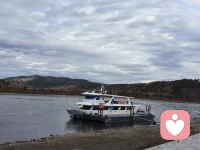 成年人的崩溃，往往只需要一个认真倾听的人，不指责，不劝大度，只给你温柔与陪伴配图