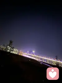 今天我们讲：晚上不想睡觉的真实心理
如果夜晚总需要玩手机达到身体极限才能入睡
放下手机便陷入对未来的焦虑与过往错误的懊悔中
依赖各种音乐入睡却屡试无效
心理学认为这种“拒睡”并非因为疲惫不足
而是情绪未被满足的补偿性防御
白天时间被学习、工作等琐事完全占据
属于学校、老师、领导、同事，唯独不属于自己（伴随“主体性缺失”“心理失衡”的标注）
压抑的情绪无处释放
夜间终于拥有自己的时间
哪怕刷手机或发呆
也因这是唯一能感受自由的时刻而不愿结束
加上对第二天缺乏期待，畏惧面对生活难题
强迫入睡反会加剧“越强迫越清醒”的挫败感
甚至泛化为对自我的否定
熬夜本质是心理需求与现实的冲突
比起在“熬夜懊悔”的循环中自我苛责
更需要自我和解
接纳暂时失眠的状态，不强行对抗
察觉未被满足的心理需求并尝试填补
当与自己和解，改变会自然发生。配图