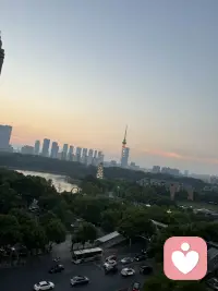 孩子拖延不是懒！别再催吼了，越催越拖。
真相是：大脑没长好、怕失败、想争主动权。
3招搞定：拆小任务、给选择权、用计时器代替催促。
关注我，用心理学帮家长轻松带娃～
孩子拖延不是懒、不是故意对抗，核心是3层原因，家长越催越拖：
1. 能力层：大脑执行功能未成熟
前额叶（管计划、启动、时间感）发育慢，孩子对“多久做完”没概念，易分心、难启动，是生理特点不是态度问题。
2. 心理层：用拖延做“自我保护”
◦ 畏难/完美主义：怕做不好、怕被批评，“不开始就不会错”；
◦ 自主权争夺：被家长过度安排、催促，用拖延夺回“掌控权”。
3. 环境层：外部干扰与方式不当
任务太杂太难没拆分、环境嘈杂、家长催吼式管教，让孩子形成“你不催我不动”的依赖。
二、咨询/沟通话术（3套场景）
场景1：家长抱怨“孩子写作业磨蹭，催到发火”
您先别着急，孩子拖延真不是故意跟您对着干。他这个年纪，负责计划和专注的大脑区域还没长好，加上您催得紧，他会觉得“写作业是您的事”，反而用拖延来争取主动权。咱们试试把“催”换成“帮他启动”，比如先一起拆成“先写3道简单题”，完成就夸他“自己能开始了”，慢慢把主动权还给他。
场景2：家长说“孩子怕做不好，总说‘等会儿再做
我特别理解您的担心，这其实是孩子在害怕失败。他不是不想做，是怕做得不够好被您批评，所以干脆拖着。咱们先降低门槛，跟他说“先做5分钟，做得不完美也没关系”，再用具体的表扬，比如“你刚才主动翻开作业本，这一步特别棒”，帮他建立“我能做好”的信心。
场景3：家长想要“可落地的解决方法”
1. 拆任务：把“写完全部作业”改成“先写10分钟语文”，小到孩子觉得“能做到”；
2. 给选择权：让他选“先写数学还是语文”“用蓝色还是黑色笔”，满足他的掌控感；
3. 定规则不催吼：提前约定“晚上7点开始写作业，到点就坐下来”，用计时器代替催促，做到了就给小奖励（比如多看10分钟绘本）。配图