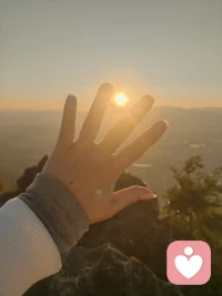 我们习惯了戴着微笑的面具穿梭于人群，却把最真实的情绪留给了深夜。
有些话，到了嘴边又咽下，因为怕亲友担心；
有些痛，在心底堆积成山，却不知从何说起。

如果你感到累了，不必一个人硬扛。
作为一名倾听师，我不会评判你的对错，也不会急着给你“标准答案”。
我只有一个温柔的耳朵，和一颗愿意接纳你所有情绪的心。

在这里，你可以卸下所有防备。
你的喜怒哀乐，我都愿意听。配图