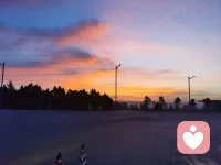 “不用强颜欢笑，也不用找话题热场。如果你现在很累，那就好好休息；如果你难过，那就哭一会儿。情绪不需要总是被解决，它只需要被看见。我看见你了，也看见你的情绪了，这样就很好。”配图