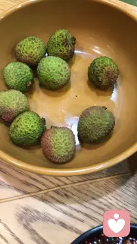 长期处于忧思、恼怒、压抑的状态，会直接耗伤肝的疏泄之力，打破气机平衡，进而形成“易生气”的情绪状态，而频繁生气又会反过来加重肝失疏泄，形成恶性循环。配图