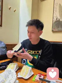 1. 我知道你现在心里特别空，像被掏空了一样，特别难受。

2. 这段感情你付出了那么多，突然结束，换谁都会崩溃的。

3. 不用硬撑着没事，想哭就哭出来，我陪着你。

4. 你不是不够好，只是你们不合适，错的不是你。配图