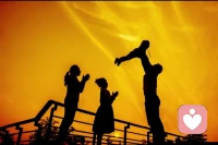 致孩子：愿你被世界温柔以待，也温柔对待世界
 
孩子，你不必完美，不必懂事，不必活成别人期待的模样。你可以哭，可以闹，可以胆小，可以犯错，可以慢慢长大。你来到这个世界，不是为了迎合谁，不是为了证明什么，只是为了做你自己——那个独一无二、闪闪发光的你。
 
你小小的身体里，藏着最纯粹的善良，最热烈的勇气，最柔软的真心。你会为一朵花的绽放而欢喜，为一只蚂蚁的忙碌而驻足，为一句温柔的话而记很久很久。你的世界很简单，简单到一句“我爱你”就能填满所有不安；你的心很干净，干净到容不下半点虚伪与伤害。
 
别怕黑暗，别怕孤单，别怕前路漫漫。爸爸妈妈的爱，是你永远的港湾，无论你走多远，回头时，我们都在。别怕犯错，别怕失败，别怕不被喜欢。成长本就是跌跌撞撞的旅程，每一次摔倒，都是为了更稳地站立；每一次流泪，都是为了更勇敢地微笑；每一次不完美，都是你独一无二的印记。
 
你不用急着长大，不用逼自己坚强。累了就停下来歇一歇，难过了就放声哭一场，委屈了就紧紧抱住我们。我们不会因为你不够优秀而减少爱你，不会因为你偶尔任性而疏远你，不会因为你平凡普通而否定你。你本身，就值得被无条件地偏爱与珍惜。
 
愿你眼里有光，心中有爱，脚下有路。愿你永远保持童真，永远心怀热爱，永远对世界充满期待。愿你被温柔以待，也学会温柔待人；愿你被世界照亮，也成为照亮别人的光。愿你一生平安喜乐，自在如风，活成自己最喜欢的样子。
 
孩子，慢慢来，我们等你。配图