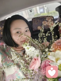 理智说它的美丽没有错。感性上总感觉既然拒绝了，就不要收下了吧。快递小哥不愿扔垃圾桶，把它放在了门口。它好美，怎能浪费，送到佛堂吧，借花献佛。还是要谢谢它，一嗅芬芳。配图