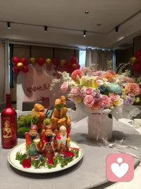 好巧，恰逢师父生辰，满心欢喜真的是借花献佛了。借一束鲜花，愿师父岁岁安康，福禄寿喜常伴身旁，顺遂无忧，喜乐绵长。感恩一路指引与相伴，惟愿往后岁月，平安喜乐，万事皆如意，生辰快乐，岁岁皆胜意。配图