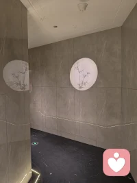 好巧，恰逢师父生辰，满心欢喜真的是借花献佛了。借一束鲜花，愿师父岁岁安康，福禄寿喜常伴身旁，顺遂无忧，喜乐绵长。感恩一路指引与相伴，惟愿往后岁月，平安喜乐，万事皆如意，生辰快乐，岁岁皆胜意。配图