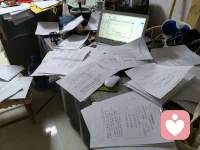 身心俱疲我是该抓春天的风，还是夏天的云？
 身体在透支，情绪在过载。
繁杂的工作压着肩，琐碎的生活耗着神，连喘口气都觉得费力。只想安安静静歇一歇，什么都不想，什么都不扛。成年人的氧气再渐渐抽离我的身体。
 愿疲惫都有尽头，温柔与松弛早日归位。也愿自己，能慢慢找回力气，好好吃饭，好好睡觉，好好爱自己。
熬过这段兵荒马乱，一切都会慢慢好起来。配图