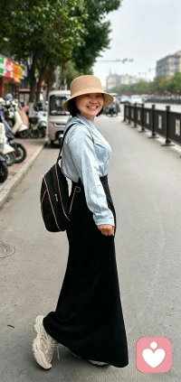 清舒眉目自成韵，温婉嫣然俏佳人✨
敛尽尘喧藏静气，心栖清宁度流年
闲观风月常自在，慢随朝夕自安然

二月十五，老君诞辰，街头闲步！配图