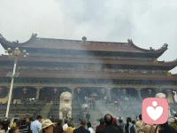 汝南古刹，南海禅林。
香烟绕殿宇，梵音涤尘心。
一拜，消烦忧；二拜，求安康；三拜，愿顺遂。
愿我们都能在烟火人间里，寻得一方清净，不负时光，不负自己。配图