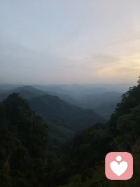 站在高处看日落，
群山一层一层淡成黛色，
像那些慢慢走远的人和事。
原来不必回头，也能往前走。
风带走遗憾，
暮色接住所有情绪。
群山无言，日落无声，
我们终会和自己和解。
2026.5.10武当山金顶八卦台