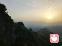山不见我，我自去见山。
不慌不忙，在武当山巅，等一场日出，似乎也在等一次心安。
我从人间烟火里走来，赴一场武当山巅的日出之约。当光洒在群山之上，所有的迷茫都有了答案。原来最好的治愈，是站在高处，看一场日出，听风穿过山林的声音。
 
晨光落武当，万物皆温柔。
