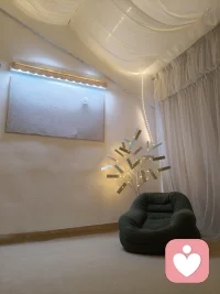晓光穿叶落庭隅，自植心枝慰倦躯。
     纵有尘劳身力竭，一隅安处可栖吾。
    偶有心酸聚在心头，没有泪水，大概是对他的人性看透过，现在都失望不起来了。习惯性的告诉自己透过现象看到本质，这种思考很深刻。人性确有原始底色，但文明的意义正是用理性与悲悯去驯化它。不因阴暗否定光明，清醒本身，就是对抗兽性最温柔的力量。接纳复杂，依然选择善良，这是我真正的成长与强大。
2026.6.21：晨光洒落在院里，透过树叶，有些星光闪烁，启发我动手为自己做一棵生命之树：我很好，人生值得，存在就是一种意义。每片树叶都是一份向上的正面意义。当沮丧的心，疲惫的身体，拖着沉重的脚步，无力感围绕自己的时候。允许自己窝在这里，疗愈的不只是肉体，还可以安放灵魂。
    一花一草，一觞一咏，亦足以畅叙幽情。佛度世人，我度自己。吾心安处，在一隅，三餐四季，在一人，晨语暮春。不敢言爱，禁不住相思成灾。配图