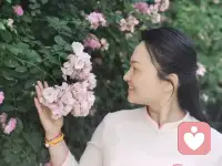 作为倾听师，我是不务正业的，除了听，我还会带着你一步步梳理自我：看见自身光亮、释放委屈、拆解执念、找到解法、接纳我与他人彼此局限、与遗憾和解，最终寻回内心平和。