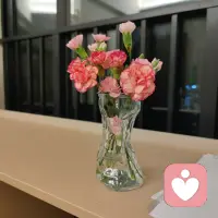 人到中年，居家办公，孤独且自由。

加了个小班，泡了杯茶，窗外很安静。
前几年一直在考证，从初级到中级，把下班后的时间填得满满当当。
那时候累，但充实。一直循规蹈矩的生活。

去年突然想通一件事：不想再为了“有用”去拼命学，想为了“有意思”去试试看。
向内求。
于是我做了一件跟数字完全无关的事：系统学习了心理咨询。
不为转行，不为赚钱，只为寻找那个有点丢失的、真实的自己。
就想弄明白一件事：为什么账可以平，心却总是乱？配图