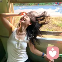 你不必总是紧绷着弦，允许自己有情绪，允许自己偶尔脆弱。累了就歇会儿，难过就哭出来，这不是软弱，而是对自己最温柔的体谅。配图