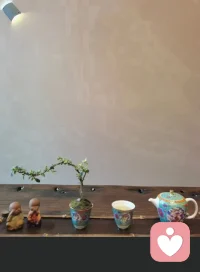 当一个人独处时，才可以完全成为自己。
用心倾听自己内心的声音，拥抱自己，轻抚自己，与身心对话，与自己的身心谈一场轰轰烈烈的恋爱……
爱自己，才是终身浪漫的开始。配图