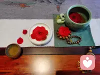 在这无常的世界，保持内心的平静与安宁！
才有可能发现生活中的点滴惊喜与小确幸！
今晚茶席～从“”落花三朵”被捡开始……配图