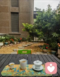 情感银行 :
夫妻间的感情，像一个共同管理的情感账户，平时多存一些陪伴、理解、包容和关心，即便偶尔出现一些危机，也可以相对安稳的度过。配图