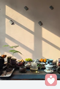 省事省心的人生哲学：

当选中一个人做一件事后，鼓励+相信就行了。
100%相信，100%交出自己，不要有迟疑。
即使看错人，被辜负，就大方承认自己判断力不够，认栽+以后多见见人就行了。

最消耗的为人处事方式：
选让自己迟疑的人，并且在选中了以后疑神疑鬼，无法交心，不断试探……

若信就深信，  若爱就深爱。配图