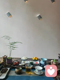 省事省心的人生哲学：

当选中一个人做一件事后，鼓励+相信就行了。
100%相信，100%交出自己，不要有迟疑。
即使看错人，被辜负，就大方承认自己判断力不够，认栽+以后多见见人就行了。

最消耗的为人处事方式：
选让自己迟疑的人，并且在选中了以后疑神疑鬼，无法交心，不断试探……

若信就深信，  若爱就深爱。配图