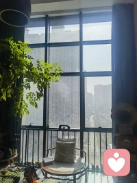 省事省心的人生哲学：

当选中一个人做一件事后，鼓励+相信就行了。
100%相信，100%交出自己，不要有迟疑。
即使看错人，被辜负，就大方承认自己判断力不够，认栽+以后多见见人就行了。

最消耗的为人处事方式：
选让自己迟疑的人，并且在选中了以后疑神疑鬼，无法交心，不断试探……

若信就深信，  若爱就深爱。配图