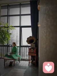 省事省心的人生哲学：

当选中一个人做一件事后，鼓励+相信就行了。
100%相信，100%交出自己，不要有迟疑。
即使看错人，被辜负，就大方承认自己判断力不够，认栽+以后多见见人就行了。

最消耗的为人处事方式：
选让自己迟疑的人，并且在选中了以后疑神疑鬼，无法交心，不断试探……

若信就深信，  若爱就深爱。配图