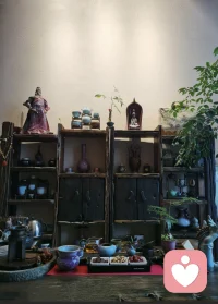 省事省心的人生哲学：

当选中一个人做一件事后，鼓励+相信就行了。
100%相信，100%交出自己，不要有迟疑。
即使看错人，被辜负，就大方承认自己判断力不够，认栽+以后多见见人就行了。

最消耗的为人处事方式：
选让自己迟疑的人，并且在选中了以后疑神疑鬼，无法交心，不断试探……

若信就深信，  若爱就深爱。配图