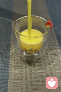 自制鲜榨果汁:

满满的维生素，酸爽可口，喝进去的都是阳光能量！[色]