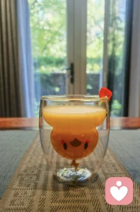 自制鲜榨果汁:

满满的维生素，酸爽可口，喝进去的都是阳光能量！[色]