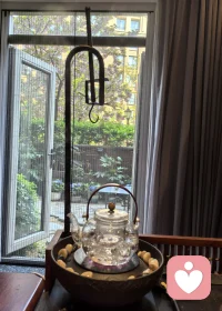 又是一年樱花季，门前樱花再度开；

绣球花也开，茶滩摆起来……

花疗、茶疗一起来，心里乐开怀。配图