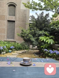 世界可以很无聊，
但你一定要有趣；
生活也许过的不如意，
但你一定要让自己过的有诗意……配图