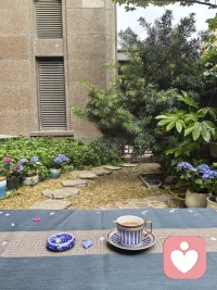 世界可以很无聊，
但你一定要有趣；
生活也许过的不如意，
但你一定要让自己过的有诗意……配图