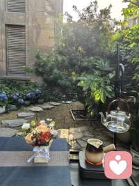 自制玫瑰花奶茶:
采一朵正在怒放的小花插起来，闻着杯口淡淡的花香，深吸一口浓浓的玫瑰花奶茶，这两掺儿，真可谓是浓淡两相宜，妙不可言……
不仅满足了我的五感，还瞬间疗愈了我的身心，妙哉～悠哉！配图