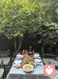 努力工作是为了生活;
好好生活也是为了更好的工作。
请亲们：劳逸结合，不要透支自己的身体。
用性感的态度，过精致的人生。
南院桂花树下，卤面～老式鸡蛋汤，嘎嘎香。
亲们周末愉快哈[玫瑰][玫瑰]配图