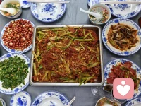 努力工作是为了生活;
好好生活也是为了更好的工作。
请亲们：劳逸结合，不要透支自己的身体。
用性感的态度，过精致的人生。
南院桂花树下，卤面～老式鸡蛋汤，嘎嘎香。
亲们周末愉快哈[玫瑰][玫瑰]配图