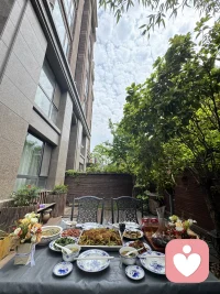 努力工作是为了生活;
好好生活也是为了更好的工作。
请亲们：劳逸结合，不要透支自己的身体。
用性感的态度，过精致的人生。
南院桂花树下，卤面～老式鸡蛋汤，嘎嘎香。
亲们周末愉快哈[玫瑰][玫瑰]配图