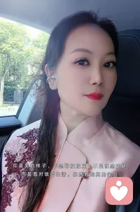 陪伴是最长情的告白！
感恩我生命中的贵人，几个闺蜜姐姐，都是我以前美容院的客户，我们四人，认识近27年了，姐姐们都特别疼爱我。
前段时间～林姐给我们每人寄件马甲，我一直没有机会穿。
今天姐姐约下午茶～我穿着姐姐送我的马甲，怀着感恩和激动的心情，带着做奶茶所有的工具与配料，应邀去见姐姐们，准备做玫瑰花奶茶和桂花奶茶给姐姐们喝，用特别的方式，特别的爱～浪漫的细节与瞬间，愉悦姐姐们的身心，感谢姐姐们几十年来对我的支持，关心、陪伴与疼爱，爱你们哟！
红灯～得瑟臭美一下下……
记录～此刻最美的自己！配图