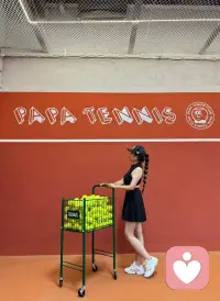 重新呵护自己的旅程，是和自己、和运动谈恋爱，让身心都得到充分的滋养，让生活回归简单和快乐。

打网球的日常！配图