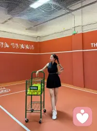 重新呵护自己的旅程，是和自己、和运动谈恋爱，让身心都得到充分的滋养，让生活回归简单和快乐。

打网球的日常！配图