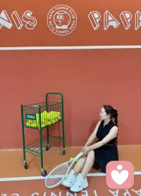 重新呵护自己的旅程，是和自己、和运动谈恋爱，让身心都得到充分的滋养，让生活回归简单和快乐。

打网球的日常！配图