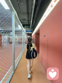 重新呵护自己的旅程，是和自己、和运动谈恋爱，让身心都得到充分的滋养，让生活回归简单和快乐。

打网球的日常！配图
