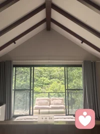 等你把格局打开，你就会发现很多事情根本不配影响你的情绪，格局越大、层次越高、才不会深陷于生活中的鸡毛蒜皮。
何必计较呢？
在乌鸦的世界，天鹅也是有罪的。
思想不在一个高度，尊重就好；三观不在一个层次，发自己的光就好。配图