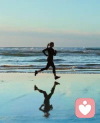 守九不争，修心合道：人生最好的活法！
 
人生大半的痛苦，都源于执念太深、凡事必争。与人争口舌、争对错、争高低、争名利，最后往往赢了场面，输了心境，耗光了内心的安宁。其实真正的通透，是懂得九不争，是看清钱、事、人、命、道的底层逻辑，向内修行，向外从容。
 
人有九不争，藏着最高级的处世智慧。
跟父母不争口舌，孝顺应是包容，而非输赢；跟朋友不争面子，真诚远比体面重要；跟领导不争高低，谦逊比逞强更走得远；跟小人不争道理，不纠缠就是最好的自保；跟伴侣不争对错，感情里没有胜负，只有珍惜；跟亲戚不争穷富，攀比只会疏远血脉亲情；跟贵人不争名望，感恩谦卑方得长久相助；跟孩子不争脾气，情绪稳定才是最好的教育；跟自己不争得失，放下内耗才能活得自在。
 
不争，不是懦弱，而是放过他人，更是善待自己。放下无谓的争执，人际关系自然和顺，内心也会少一分焦虑，多一分平静。
 
人生的顺遂，从来不是向外索取，而是向内扎根。
钱的背后是事，把事做到极致，财富自然而来。急于求成不如沉心做事，深耕细节，精进能力，结果不会辜负用心的人。
事的背后是人，把人做好，万事皆成。人品是最好的底牌，真诚、靠谱、有底线，自会吸引贵人，赢得人心。
人的背后是命，命不是宿命，而是修为与格局。拓宽认知、稳住心态、提升格局，命运自会向好。
命的背后是道，心存助人之心，便是人间正道。心怀善意，利人利己，便是顺道而行，福报自来。
 
这世间所有的好运，都藏在好好做事、好好做人、好好修心里。不争不抢，不急不躁，对人温和，对事认真，对己宽容，生活自会回馈温柔与安宁。
 
愿我们都能守住九不争，修得一颗平常心，在纷繁世事中稳住心神，轻装上阵，奔赴想去的地方，活成从容自在的模样。配图