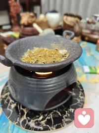 慢下来，是生活的禅

在这个追求效率的时代，我们习惯了速溶的便利，却遗忘了“等待”的美好。烤茶的过程，恰恰是对“慢”的致敬——从松针、玫瑰到香料，在粗陶炉中被文火慢慢唤醒，香气不是爆发式的，而是层层递进，如同人生，急不得，躁不得。